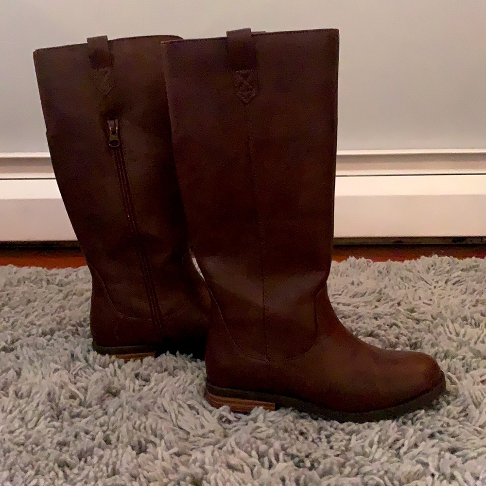 Brown boots. Size: 2 Y